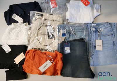 une pile de vêtements posée sur une table