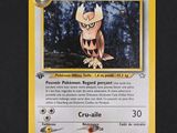 un gros plan d'une carte Pokémon sur laquelle figure l'image d'une personne