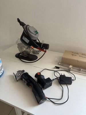 une table sur laquelle se trouvent une bouteille d'eau et une paire de perceuses