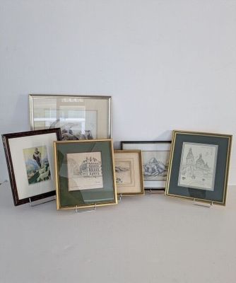un grand nombre de photos encadrées sur une table dans une pièce