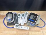 un grand nombre de téléphones portables posés sur une table