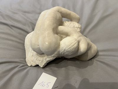 Téua ? Daté 2000, deux femmes sur un rocher 24x16x14