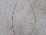 collier plaqué or avec un pendentif en forme de cœur sur une chaîne plaquée or