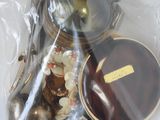 un sac en plastique contenant une horloge et d'autres objets