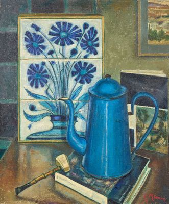 une peinture représentant une théière bleue posée sur une table, à côté d'un tableau