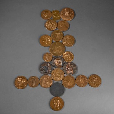 une croix formée de pièces de monnaie posée sur une table