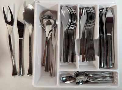 un plateau blanc contenant des couverts et des cuillères