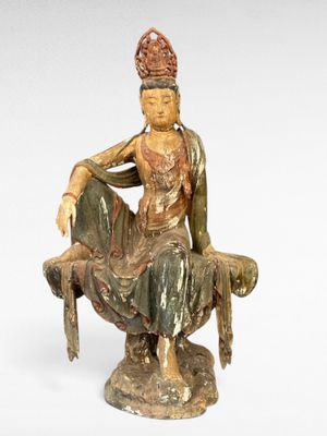 statue d'une femme assise sur un banc, coiffée d'un chapeau