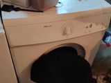 une machine à laver et un sèche-linge posés sur le plan de travail de la cuisine