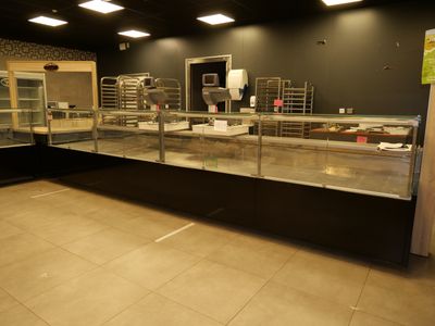 une vitrine en verre au milieu d'un magasin