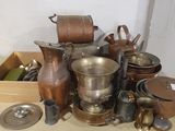 de nombreuses casseroles et poêles posées sur une table dans une pièce
