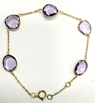un gros plan d'un bracelet orné de pierres violettes