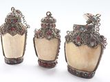 trois objets en argent et en verre surmontés d'un oiseau