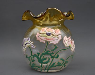 un vase en verre sur lequel sont peintes des fleurs, sur un fond gris