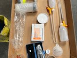 une boîte posée par terre, contenant divers objets