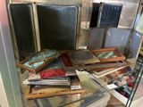 de nombreux livres anciens exposés dans une vitrine