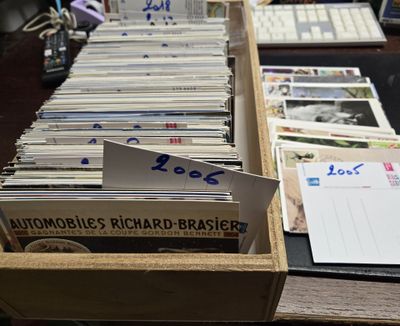 une boîte en bois remplie de nombreux papiers, posée sur un bureau