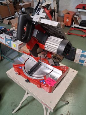 une photo d'une table sur laquelle est posée une scie, dans un atelier