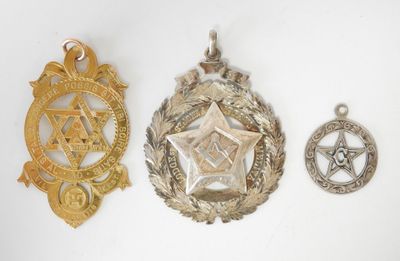 trois médailles d'argent et d'or, dont une étoile, une étoile de David, une étoile de David et une étoile de David