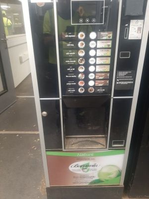 un distributeur automatique au bord de la rue