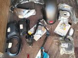 tout un tas d'objets divers éparpillés par terre