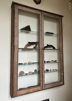 une vitrine murale avec une horloge accrochée au mur
