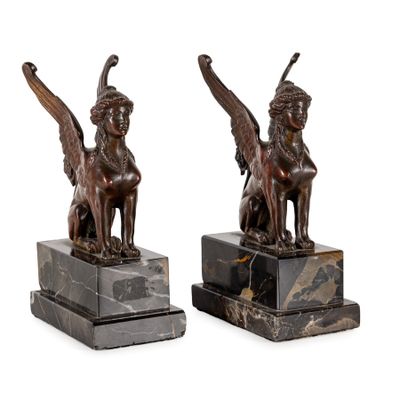 paire de figurines en bronze représentant un sphinx ailé et un lion, sur des socles en marbre