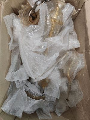 une boîte en carton contenant un certain nombre d'objets
