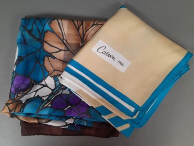 CARVEN, PARIS. Carré en twill de soie à décor géométrique da…