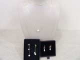 ensemble composé d'un collier et de boucles d'oreilles présenté dans un coffret noir sur fond blanc