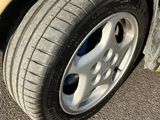 une voiture jaune garée sur le bord de la route