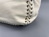 le grand sac blanc est posé sur la table