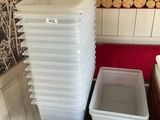 une pile de récipients en plastique posée à côté d'un tas de bois