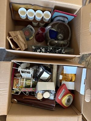 Lot d'objets divers en métal, céramique et resine. - Photo 1