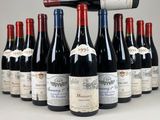 Des bouteilles de vin rouge sont alignées sur une table