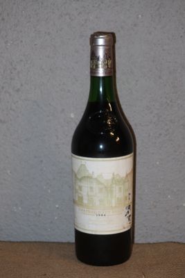 une bouteille de vin posée sur une table
