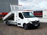 un camion blanc garé devant un bâtiment