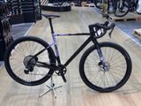 un vélo posé sur un support dans un magasin