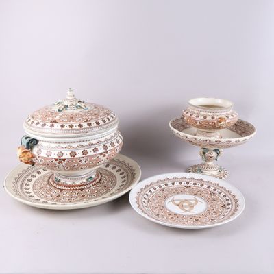 Plusieurs types d'assiettes et de tasses sont posés sur une table