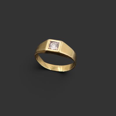une bague en or avec une pierre carrée au centre
