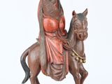 une image représentant une statue d'une femme à cheval