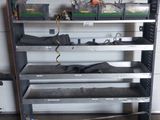 une étagère métallique sur laquelle sont posés de nombreux outils