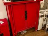 une armoire rouge avec un dessus noir et une armoire rouge avec un dessus noir