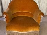 une chaise marron ornée de franges, placée devant un mur