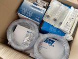 Quelqu'un est en train d'ouvrir un carton contenant tout un tas d'appareils électroniques.
