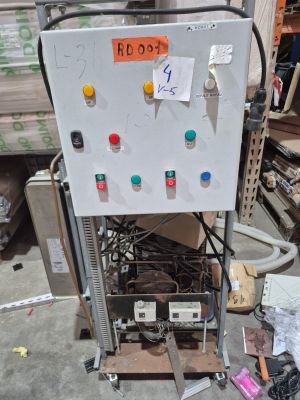 une photo d'une machine qui se trouve dans un entrepôt