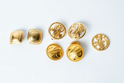 six paires de boutons dorés et une paire de boutons dorés