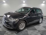une volkswagen suv noire garée sur le sol en damier d'un garage