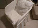 un lit de bébé recouvert d'une couverture, dans une chambre