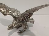figurine d'aigle plaquée argent sur un fond blanc